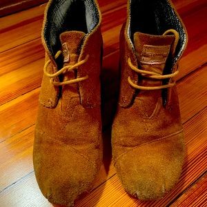 Tom’s Wedge booties